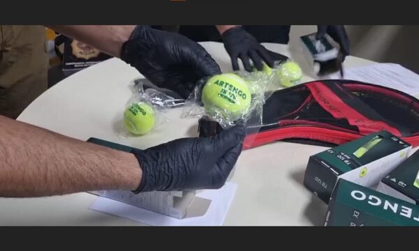 (Video) Equipo de tenis con premio: querían enviar “polvo de estrellas” en pelotas