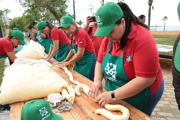 Superseis celebra la tradición con la chipa más larga de País | Locales | 5Días