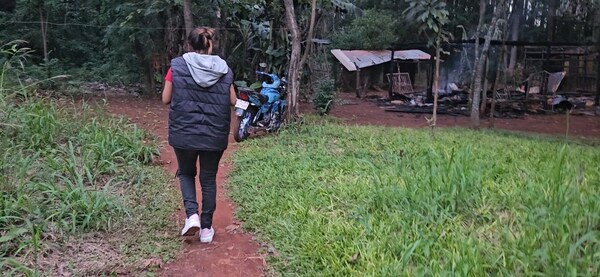 Madre de dos niños pierde todo en un incendio y acusa a su vecina de provocarlo