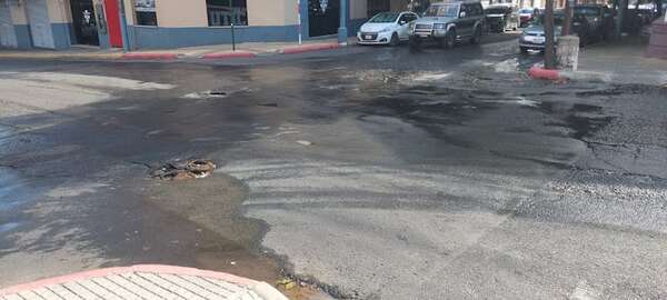 Caños rotos de Essap inundan microcentro de Asunción y destruyen calles “olvidadas” por Nenecho - Nacionales - ABC Color