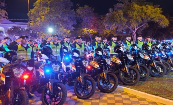 Entregan vehículos y radios portátiles para la Policía Nacional