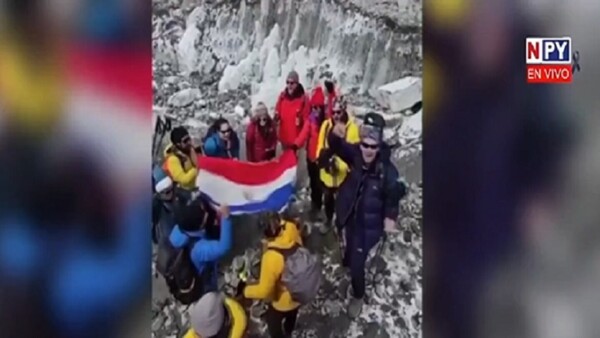 Paraguayos regresan tras plantar bandera en la base del Everest