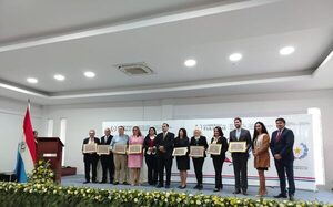 Columnista de La Tribuna es homenajeado por su aporte al español