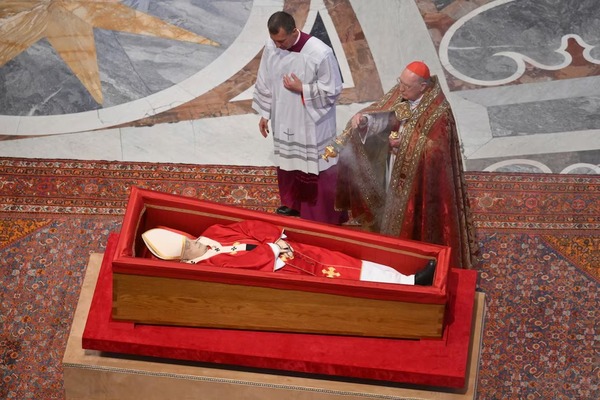 El camarlengo presidirá el viernes el rito del cierre del féretro del papa Francisco - ADN Digital