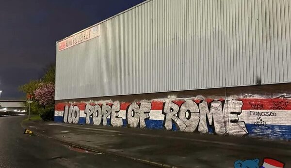 Versus / El polémico cruce entre hinchas de Rangers y Celtics luego de la muerte del Papa