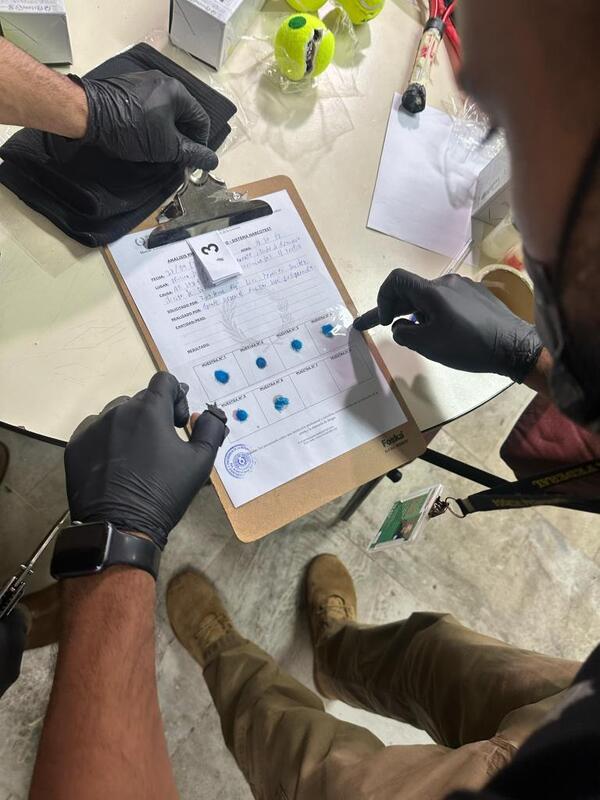 Incautan supuesta cocaína oculta en pelotas de tenis con destino a Australia