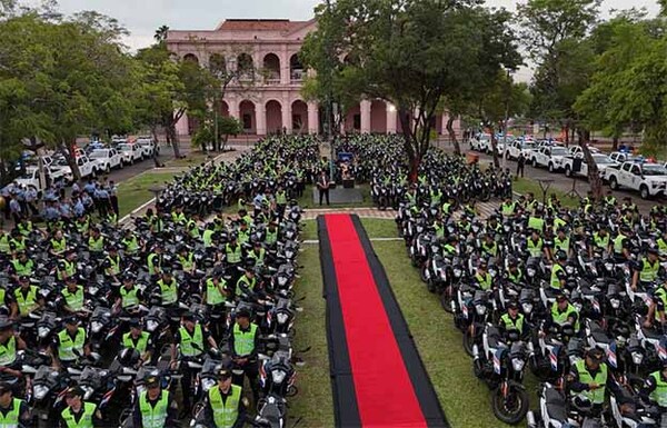 Gobierno entrega patrulleras, motos y equipos de comunicación a la Policía Nacional, adquiridos por Itaipú | DIARIO PRIMERA PLANA