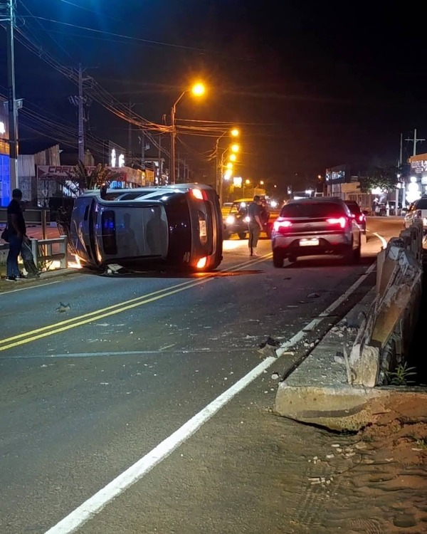 Docente protagoniza un aparatoso accidente en Villarrica - 1000 Noticias