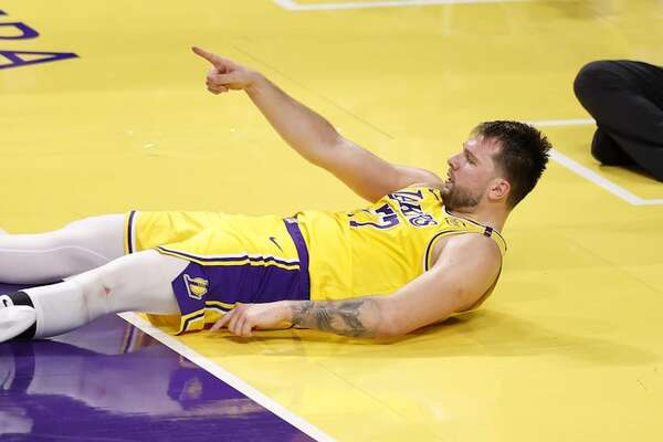 Doncic y James recuperan la ilusión de los Lakers tras derrotar a los Wolves - Polideportivo - ABC Color
