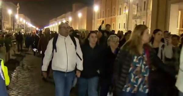 La Nación / Corridas e incidentes frente al Vaticano en el último adiós al papa Francisco
