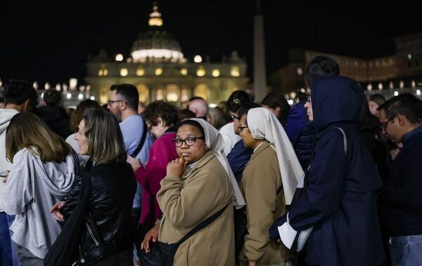 Más de 20.000 fieles se acercaron a la basílica de San Pedro para despedir al Papa en el primer día de su velatorio