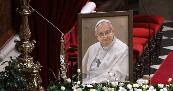 La Nación / Miles de fieles ya despiden al papa Francisco en el Vaticano