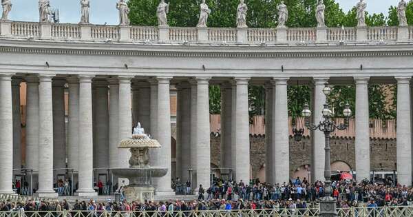 La Nación / Basílica de San Pedro recibe a miles de fieles en su segundo día de adiós al papa