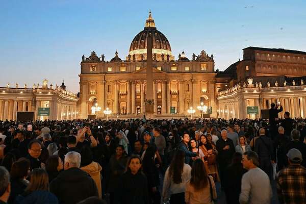 Casi 50.000 personas han desfilado para despedirse del papa Francisco en la basílica de San Pedro - Mundo - ABC Color