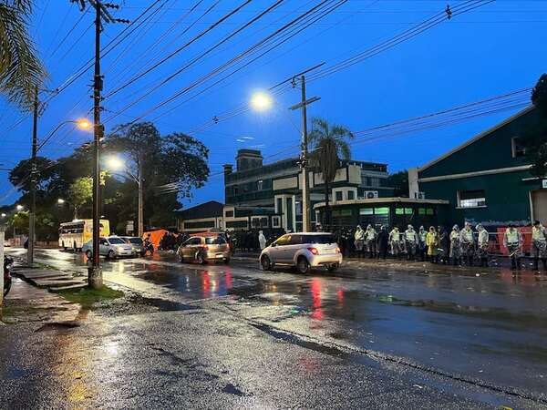 Tras dos días de caótico tránsito, avenida Artigas está liberada - Nacionales - ABC Color