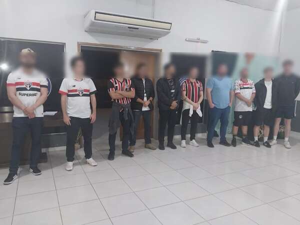 Decenas de extranjeros y cuidacoches retenidos tras partidos de ayer - Policiales - ABC Color