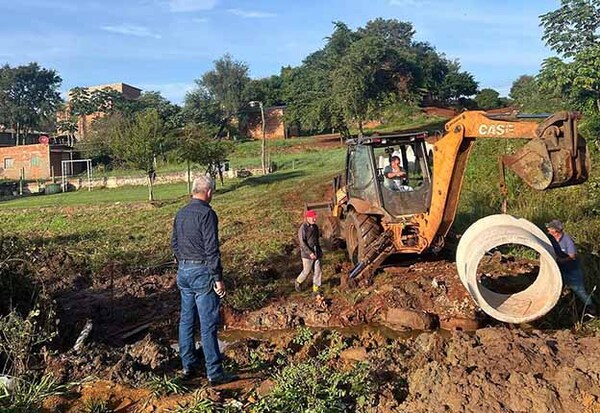 Avanzan sin pausas entubamientos y canalizaciones de caminos en barrios de Hernandarias | DIARIO PRIMERA PLANA