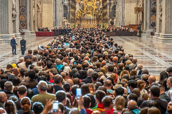Fieles hacen fila para ver al Papa Francisco en la basílica de San Pedro - 1000 Noticias