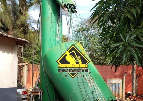 Tanque se derrumba y deja sin agua a escuela