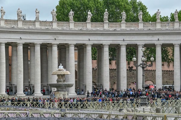 Basílica de San Pedro recibe a miles de fieles en su segundo día de adiós al papa