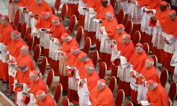 Dos cardenales bajo la lupa por presunta alteración de edad en vísperas del cónclave