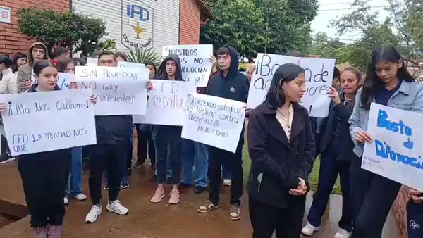 Alumnos del Instituto de Formación Docente se manifiestan tras anulación de exámenes - Noticiero Paraguay