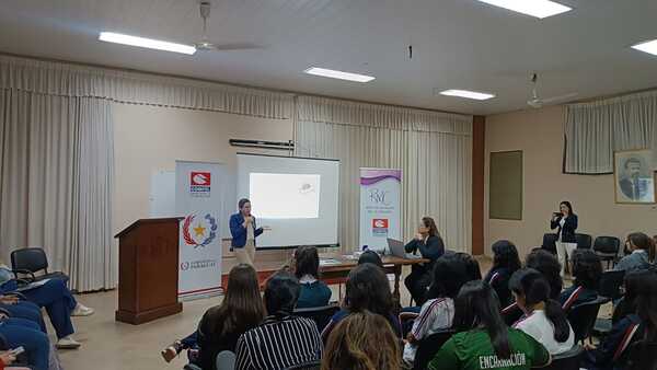 CONATEL impulsa el futuro digital de las niñas en Encarnación a través de las TIC