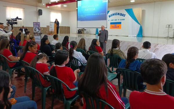Representantes de 70 instituciones educativas de Ybycuí participaron del programa “El juez que yo quiero”