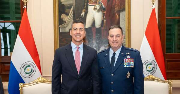 La Nación / Paraguay condecoró al comandante de la Guardia Nacional de Massachusetts