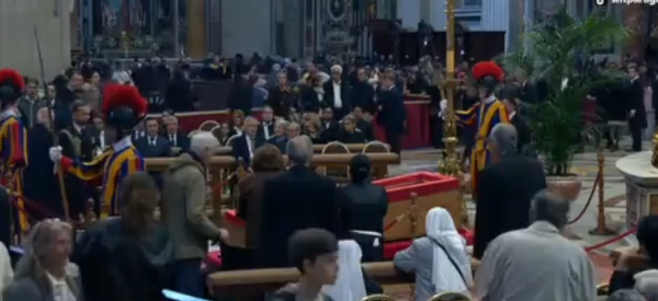 Fieles se despiden del Papa Francisco en la Basílica de San Pedro - SNT