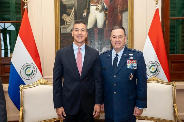 Peña condecora al comandante de la Guardia Nacional de Massachusetts por su cooperación estratégica - El Trueno