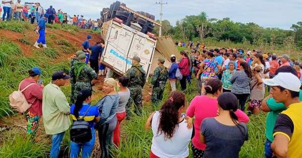 Diario HOY | Camión repleto de carne volvió a volcar en Tacuatí: carga pudo ser salvada de “avivados”