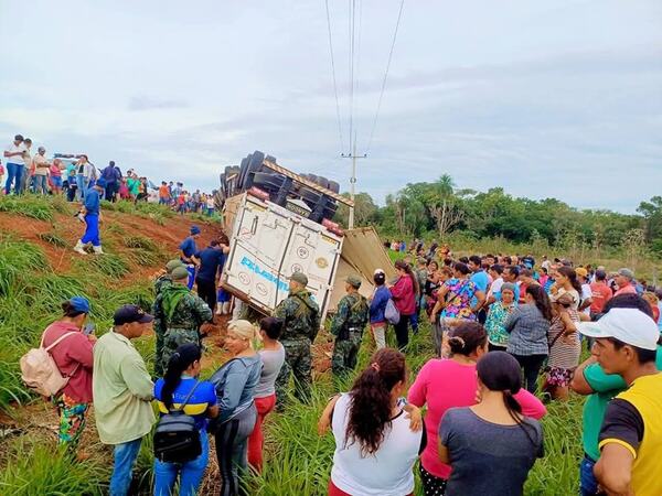 Tacuatí: militares evitan saqueo tras vuelco de camión repleto de carne - Unicanal