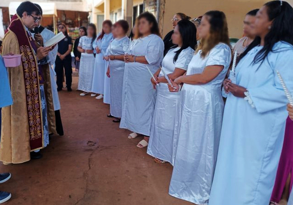 Nueve mujeres privadas de libertad reciben el bautismo - La Clave