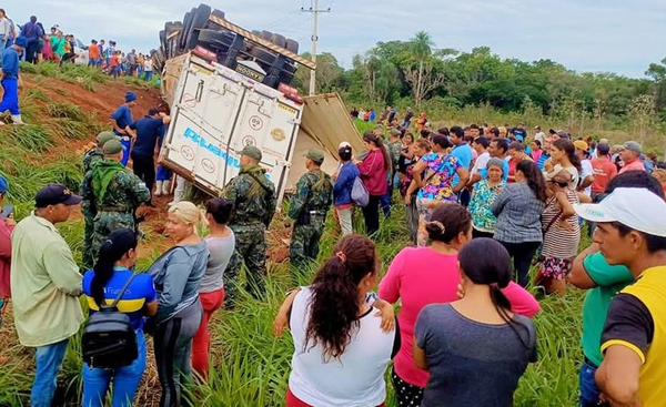 Vuelca un camión repleto de carne y militares evitan saqueo - Noticiero Paraguay