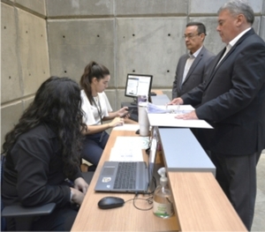 Entrega del primer grupo de casos de víctimas de pagarés irregulares a la Defensa Pública.