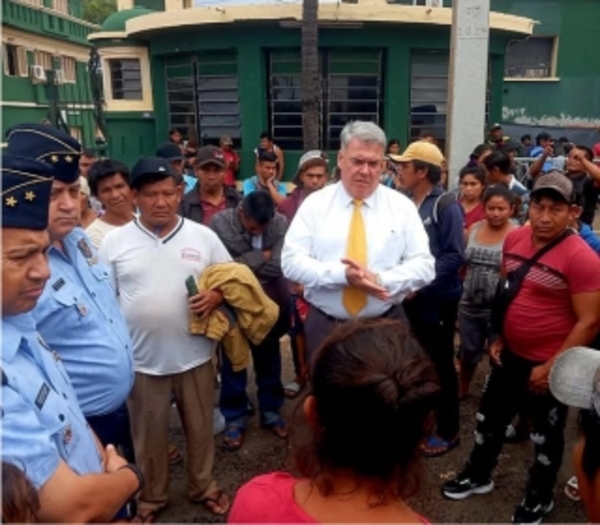 Defensor del Pueblo interviene ante protesta de comunidades indígenas en el INDI.