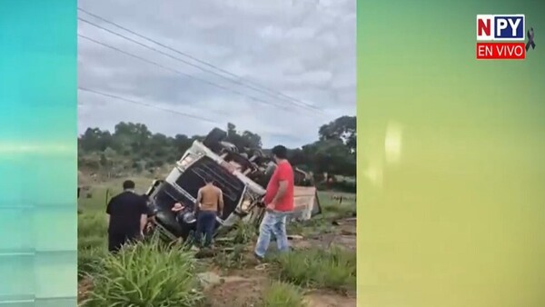 Militares y policías evitan saqueo de otro camión volcado con carne en Concepción