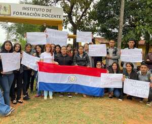 Posible fraude: postulantes emplazan al director del Instituto de Formación Docente en Caazapá - Nacionales - ABC Color