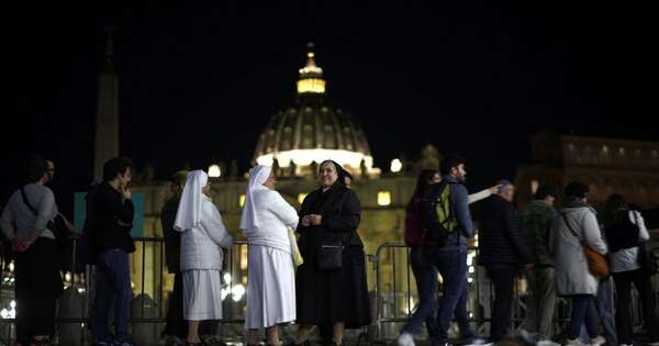 La Nación / Más de 60.000 personas se despidieron del papa Francisco en la capilla ardiente