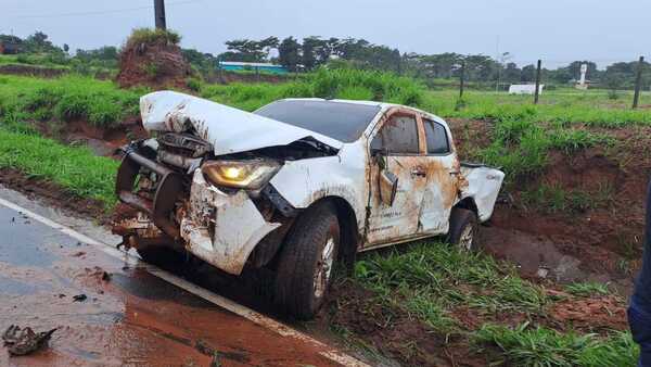 San Pedro: Camioneta del Ministerio de Salud despista por ruta mojada y deja un herido