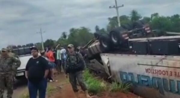 Camión volcó en zona de Tacuatí, pero logran salvar la carga - SNT