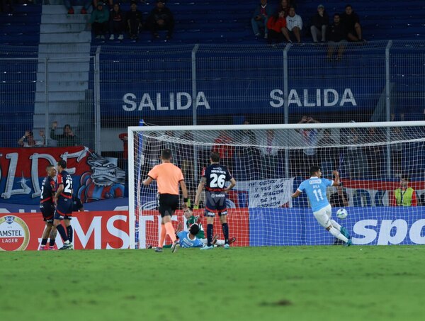 Versus / Cerro Porteño se cansó de errar oportunidades y Sporting Cristal lo castigó
