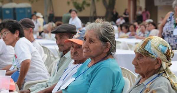 La Nación / Pensión llegaría al 100 % de adultos mayores en 2028