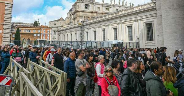 La Nación / Fieles de todo el mundo rinden sus respetos al papa en el último día de capilla ardiente