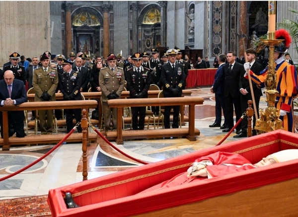 El Vaticano anuncia el cierre del féretro del papa Francisco para este viernes 25 de abril