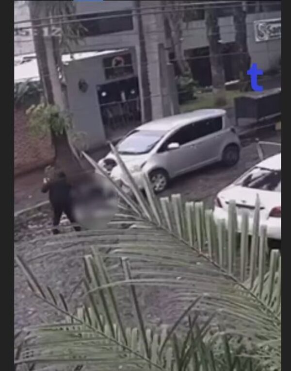 (Video) ¡Por pago con tarjeta jeyma! Estudiante denuncia agresión por parte de conductor de plataforma