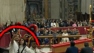 Las redes sociales, protagonistas en el adiós a Francisco por selfies ante su féretro