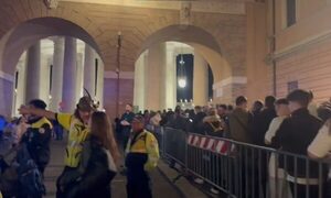 Desde la madrugada, larga fila de peregrinos para despedir al papa Francisco