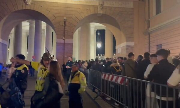 Desde la madrugada, larga fila de peregrinos para despedir al papa Francisco